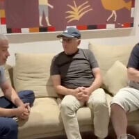 Le chroniqueur de droite Yinon Magal, à gauche, s'entretient avec Mauricio Miller, au centre, et Jimmy Miller, respectivement l'oncle et le cousin de Shiri Bibas, assassinée en captivité à Gaza avec ses jeunes fils Ariel et Kfir, dans une vidéo publiée le 9 octobre 2026. (Capture d'écran : X/Yinon Magal)