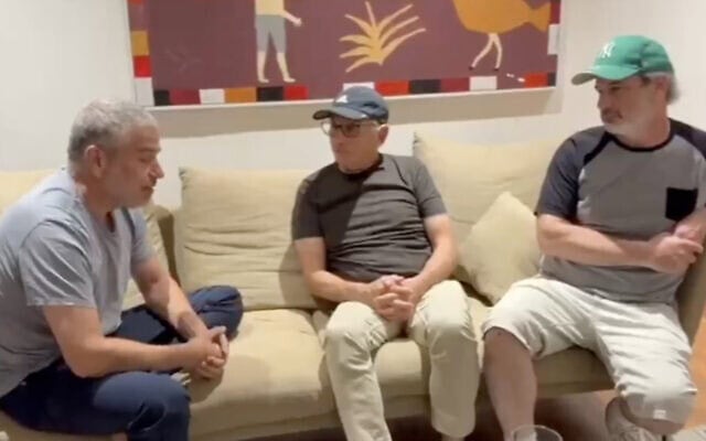 Le chroniqueur de droite Yinon Magal, à gauche, s'entretient avec Mauricio Miller, au centre, et Jimmy Miller, respectivement l'oncle et le cousin de Shiri Bibas, assassinée en captivité à Gaza avec ses jeunes fils Ariel et Kfir, dans une vidéo publiée le 9 octobre 2026. (Capture d'écran : X/Yinon Magal) Le chroniqueur de droite Yinon Magal, à gauche, s'entretient avec Mauricio Miller, au centre, et Jimmy Miller, respectivement l'oncle et le cousin de Shiri Bibas, assassinée en captivité à Gaza avec ses jeunes fils Ariel et Kfir, dans une vidéo publiée le 9 octobre 2026. (Capture d'écran : X/Yinon Magal)