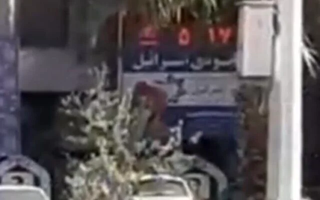 Le compte à rebours iranien annonçant la « destruction d'Israël », situé sur la place de la Palestine à Téhéran, tel que diffusé le 10 octobre 2026. (Crédit : Capture d'écran/N12) Le compte à rebours iranien annonçant la « destruction d'Israël », situé sur la place de la Palestine à Téhéran, tel que diffusé le 10 octobre 2026. (Crédit : Capture d'écran/N12)
