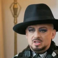 Le musicien britannique Boy George s'exprimant lors d'une interview accordée à la chaîne N12, diffusée le 10 octobre 2026. (Crédit : Capture d'écran/N12)