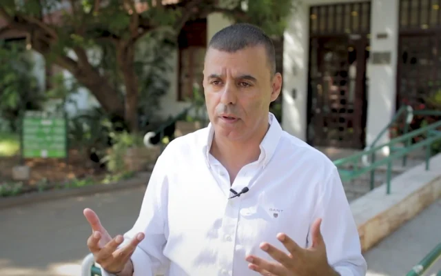 Rafi Saar, maire de Kfar Saba, en 2018 (Crédit : Capture d'écran/YouTube) Rafi Saar, maire de Kfar Saba, en 2018 (Crédit : Capture d'écran/YouTube)