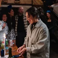 La rabbin Rebecca Carrillo allume des bougies lors d'ILUMINA, événement organisé chaque année pour Hanoukka par Jewtina y Co., à Los Angeles, en décembre 2024. (Cinthiya Silverstein via la JTA)