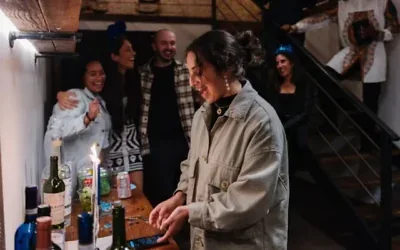 La rabbin Rebecca Carrillo allume des bougies lors d'ILUMINA, événement organisé chaque année pour Hanoukka par Jewtina y Co., à Los Angeles, en décembre 2024. (Cinthiya Silverstein via la JTA)