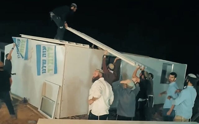 Dans une vidéo publiée le 16 octobre 2026 par le mouvement pro-implantations Nachala, on voit des personnes en train de construire un bâtiment dans le campement des « Pionniers de Gaza », dans la forêt de Simhoni, au sud d'Israël, à la frontière avec la bande de Gaza. (Capture d'écran : X/Nachala) Dans une vidéo publiée le 16 octobre 2026 par le mouvement pro-implantations Nachala, on voit des personnes en train de construire un bâtiment dans le campement des « Pionniers de Gaza », dans la forêt de Simhoni, au sud d'Israël, à la frontière avec la bande de Gaza. (Capture d'écran : X/Nachala)
