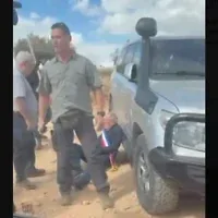Des diplomates attaqués par des résidents d’implantation extrémistes dans la région de Taybeh, en Cisjordanie, le 17 octobre 2026. (Crédit : Capture d’écran vidéo/Doron Kadash/Galei Tsahal via X)
