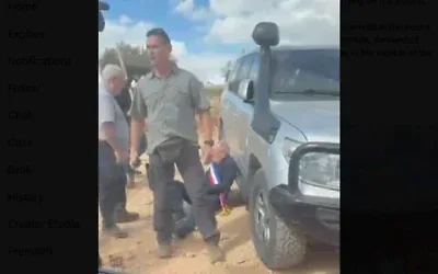 Des diplomates attaqués par des résidents d’implantation extrémistes dans la région de Taybeh, en Cisjordanie, le 17 octobre 2026. (Crédit : Capture d’écran vidéo/Doron Kadash/Galei Tsahal via X)