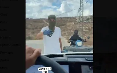 Des diplomates attaqués par des résidents d’implantation extrémistes dans la région de Taybeh, en Cisjordanie, le 17 octobre 2026. (Crédit : Capture d’écran vidéo/Doron Kadash/Galei Tsahal via X) Des diplomates attaqués par des résidents d’implantation extrémistes dans la région de Taybeh, en Cisjordanie, le 17 octobre 2026. (Crédit : Capture d’écran vidéo/Doron Kadash/Galei Tsahal via X)