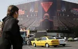 Un panneau d'affichage géant anti-Israël et anti-Netanyahu  exposé sur la place Enghelab à Téhéran, alors que les tensions entre l'Iran, les États-Unis et Israël se poursuivent, le 12 octobre 2026, à Téhéran, en Iran. Le panneau publicitaire représente le Premier ministre Benjamin Netanyahu s'adressant à une salle vide et comporte des messages en persan indiquant : « De plus en plus isolé chaque jour qui passe » et « Le déluge d'Al-Aqsa est une défaite définitive pour le régime sioniste ». (Crédit : Fatemeh Bahrami/Anadolu via Getty Images/JTA)