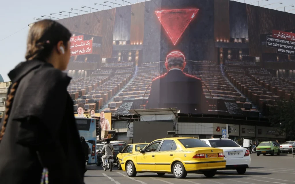 Un panneau d'affichage géant anti-Israël et anti-Netanyahu exposé sur la place Enghelab à Téhéran, alors que les tensions entre l'Iran, les États-Unis et Israël se poursuivent, le 12 octobre 2026, à Téhéran, en Iran. Le panneau publicitaire représente le Premier ministre Benjamin Netanyahu s'adressant à une salle vide et comporte des messages en persan indiquant : « De plus en plus isolé chaque jour qui passe » et « Le déluge d'Al-Aqsa est une défaite définitive pour le régime sioniste ». (Crédit : Fatemeh Bahrami/Anadolu via Getty Images/JTA) Un panneau d'affichage géant anti-Israël et anti-Netanyahu exposé sur la place Enghelab à Téhéran, alors que les tensions entre l'Iran, les États-Unis et Israël se poursuivent, le 12 octobre 2026, à Téhéran, en Iran. Le panneau publicitaire représente le Premier ministre Benjamin Netanyahu s'adressant à une salle vide et comporte des messages en persan indiquant : « De plus en plus isolé chaque jour qui passe » et « Le déluge d'Al-Aqsa est une défaite définitive pour le régime sioniste ». (Crédit : Fatemeh Bahrami/Anadolu via Getty Images/JTA)