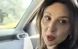 Fleur Hassan-Nahoum, candidate à la Knesset pour le parti Amkha Yisrael, s'exprime quelques instants avant que la voiture dans laquelle elle se trouve ne soit attaquée près du village palestinien de Turmus Ayya, dans le centre de la Cisjordanie, le 19 octobre 2026. (Capture d'écran : X, utilisée conformément à l'article 27a de la loi sur les droits d'auteur)