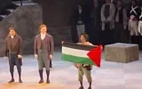 Le chanteur d'opéra Gabriel Sanchez-Ortega déployant un drapeau palestinien lors du salut final de la première de « Tosca » à l'Opéra de Calgary, sur une image tirée d'une vidéo publiée par Sanchez-Ortega sur Instagram, le 16 octobre 2026. (Crédit : Capture d'écran/Gabriel Sanchez-Ortega via Instagram)