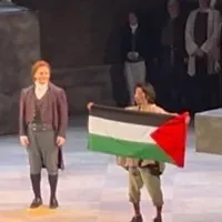 Le chanteur d'opéra Gabriel Sanchez-Ortega déployant un drapeau palestinien lors du salut final de la première de « Tosca » à l'Opéra de Calgary, sur une image tirée d'une vidéo publiée par Sanchez-Ortega sur Instagram, le 16 octobre 2026. (Crédit : Capture d'écran/Gabriel Sanchez-Ortega via Instagram)