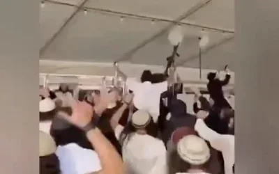 Des résidents d'implantations extrémistes brandissent des armes en dansant lors d'un mariage dans la région de Gush Etzion, en Cisjordanie, en octobre 2026. (Capture d'écran/X)