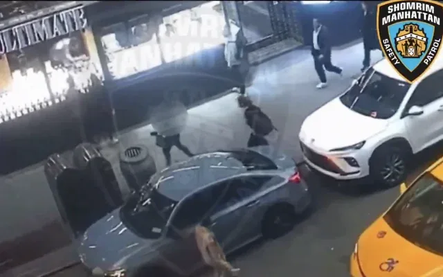 Une vidéo de vidéosurveillance montre une agression au couteau présumée antisémite à New York, le 21 octobre 2026. (Crédit : Capture d’écran) Une vidéo de vidéosurveillance montre une agression au couteau présumée antisémite à New York, le 21 octobre 2026. (Crédit : Capture d’écran)