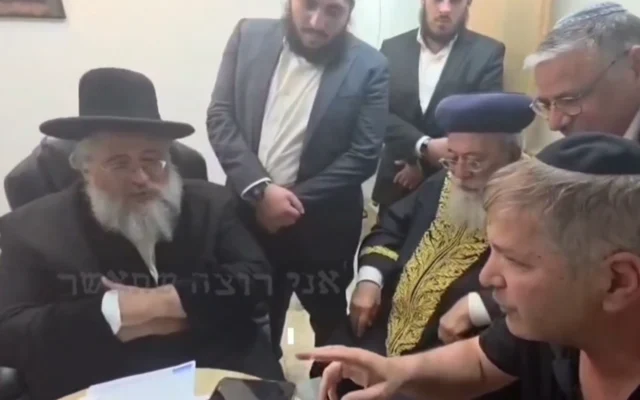 Le chef spirituel du parti Achi, Haïm Yosef Abergel (à gauche), en train de conclure un accord avec le ministre de l'Éducation, Yoav Kisch (à droite), tandis que le Premier ministre Benjamin Netanyahu participe à la conversation par téléphone, publiée le 25 octobre 2026. (Crédit : Capture d'écran vidéo/Treizième chaîne) Le chef spirituel du parti Achi, Haïm Yosef Abergel (à gauche), en train de conclure un accord avec le ministre de l'Éducation, Yoav Kisch (à droite), tandis que le Premier ministre Benjamin Netanyahu participe à la conversation par téléphone, publiée le 25 octobre 2026. (Crédit : Capture d'écran vidéo/Treizième chaîne)