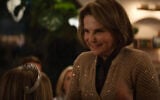 Tovah Feldshuh, qui incarne Bina Roklov, dans la troisième saison de la comédie romantique de Netflix « Nobody Wants This » (Crédit : Capture d'écran /YouTube/Netflix)