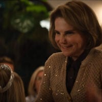 Tovah Feldshuh, qui incarne Bina Roklov, dans la troisième saison de la comédie romantique de Netflix « Nobody Wants This » (Crédit : Capture d'écran /YouTube/Netflix)