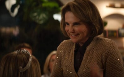 Tovah Feldshuh, qui incarne Bina Roklov, dans la troisième saison de la comédie romantique de Netflix « Nobody Wants This » (Crédit : Capture d'écran /YouTube/Netflix)