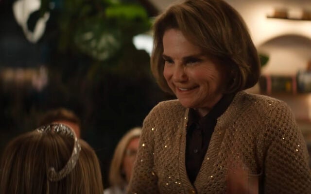Tovah Feldshuh, qui incarne Bina Roklov, dans la troisième saison de la comédie romantique de Netflix « Nobody Wants This » (Crédit : Capture d'écran /YouTube/Netflix) Tovah Feldshuh, qui incarne Bina Roklov, dans la troisième saison de la comédie romantique de Netflix « Nobody Wants This » (Crédit : Capture d'écran /YouTube/Netflix)