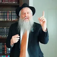 Le grand rabbin de Thaïlande, Yosef Chaim Kantor, dans une capture d’écran d’une vidéo non datée publiée sur sa chaîne YouTube. (Crédit : Rabbin Yosef C. Kantor/YouTube)
