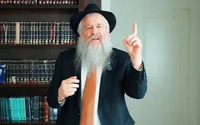 Le grand rabbin de Thaïlande, Yosef Chaim Kantor, dans une capture d’écran d’une vidéo non datée publiée sur sa chaîne YouTube. (Crédit : Rabbin Yosef C. Kantor/YouTube)