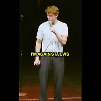 L’humoriste Lucas Zelnick réagit aux propos antisémites d’une spectatrice qui interrompt son spectacle, dans une vidéo publiée le 28 octobre 2026. (Crédit : Capture d’écran/YouTube)