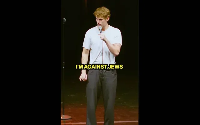 L’humoriste Lucas Zelnick réagit aux propos antisémites d’une spectatrice qui interrompt son spectacle, dans une vidéo publiée le 28 octobre 2026. (Crédit : Capture d’écran/YouTube)