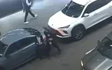 Des images de vidéosurveillance montrant une femme en train d'agresser un homme juif à New York le 21 octobre 2026. (Source : Tribunal fédéral de première instance du district sud de New York)