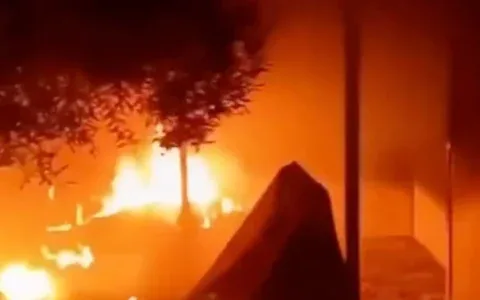 Une image extraite d'une vidéo montrant un bâtiment en feu à la suite d'un incendie criminel qui aurait été perpétré par des extrémistes juifs dans les collines du sud d'Hébron, au sud de la Cisjordanie, le 30 octobre 2026. (Capture d'écran/X)