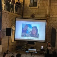 Shira Shapira, mère d’Aner Shapira, le héros de Nova tombé au combat, prenant la parole lors d’une cérémonie commémorative le 4 octobre 2026. (Crédit : Jessica Steinberg/Times of Israel)