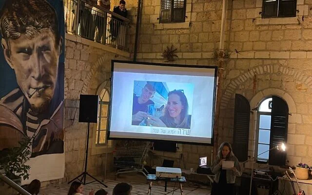 Shira Shapira, mère d’Aner Shapira, le héros de Nova tombé au combat, prenant la parole lors d’une cérémonie commémorative le 4 octobre 2026. (Crédit : Jessica Steinberg/Times of Israel)
