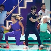 L'Espagnol Miki interprète la chanson « La Venda » lors de la grande finale du Concours Eurovision de la chanson 2019 à Tel Aviv, en Israël, le 18 mai 2019. (AP Photo/Sebastian Scheiner)