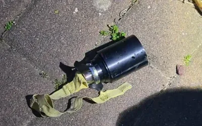 Une sous-munition de type BRB1 provenant d’une roquette du groupe terroriste chiite libanais du Hezbollah qui a frappé la localité frontalière de Metula, au nord du pays, le 4 mars 2026. (Crédit : Police israélienne)