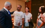 Le Premier ministre Benjamin Netanyahu rencontre Yaniv Hayun, l’un des Israéliens qui a aidé à maîtriser un copilote de flydubai qui aurait tenté de détourner et de faire s’écraser un avion rempli d’Israéliens, à l’arrivée des passagers à l’aéroport Ben Gurion le 30 septembre 2026. (Crédit : Kobi Gideon/GPO)