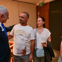 Le Premier ministre Benjamin Netanyahu rencontre Yaniv Hayun, l’un des Israéliens qui a aidé à maîtriser un copilote de flydubai qui aurait tenté de détourner et de faire s’écraser un avion rempli d’Israéliens, à l’arrivée des passagers à l’aéroport Ben Gurion le 30 septembre 2026. (Crédit : Kobi Gideon/GPO)