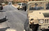 Un véhicule de l'armée israélienne endommagé après qu'une voiture conduite par des terroristes palestiniens a accéléré et l'a percuté, près de la ville de Bani Naïm, en Cisjordanie, le 5 octobre 2026. (Crédit : Utilisée conformément à l'article 27a de la loi sur le droit d'auteur)