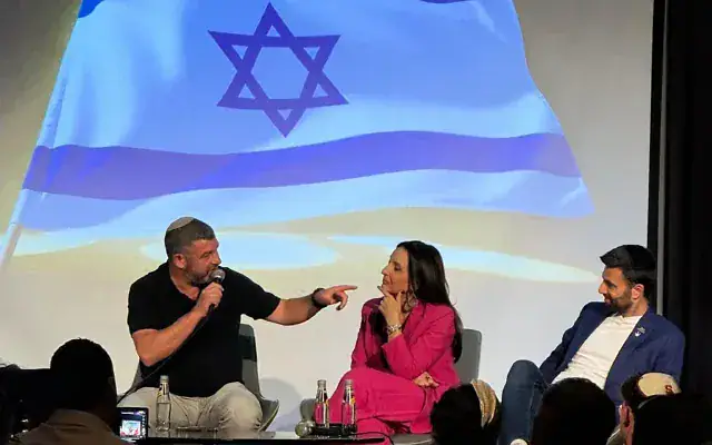 Ofer Winter, chef du parti Amkha Yisrael, Fleur Hassan-Nahoum, cinquième sur la liste et ancienne maire adjointe de Jérusalem, ainsi que Yoseph Haddad, deuxième sur la liste et militant pro-Israël, s’expriment lors d’un événement à Tel Aviv, le 5 octobre 2026. (Crédit : Amkha Yisrael)
