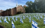 Des drapeaux d'Israël devant l’église Hope Christian Church, à North Haven, dans le Connecticut. (Crédit : International Fellowship of Christians and Jews)