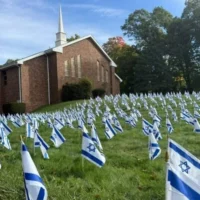 Des drapeaux d'Israël devant l’église Hope Christian Church, à North Haven, dans le Connecticut. (Crédit : International Fellowship of Christians and Jews)