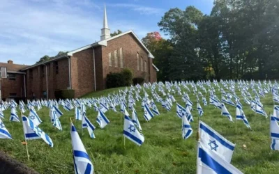 Des drapeaux d'Israël devant l’église Hope Christian Church, à North Haven, dans le Connecticut. (Crédit : International Fellowship of Christians and Jews)