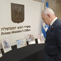 Le Premier ministre Benjamin Netanyahu déclare avoir rendu hommage aux victimes assassinées le 7-Octobre, et qui comprend une image de Yuval Castleman, tué par erreur par un civil armé lors d’un attentat terroriste à Jérusalem, publiée le 7 octobre 2026. (Crédit : Bureau du Premier ministre)