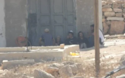 Des résidents d'implantation bloquant l'entrée d'un domicile palestinien dans le sud de la colline de Hébron, le 8 octobre 2026. (Crédit : Autorisation) Des résidents d'implantation bloquant l'entrée d'un domicile palestinien dans le sud de la colline de Hébron, le 8 octobre 2026. (Crédit : Autorisation)