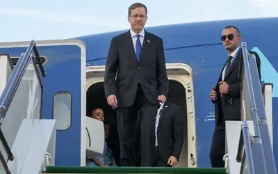 Le président Isaac Herzog arrivant à Bakou, en Azerbaïdjan, le 14 octobre 2026. (Crédit : Maayan Toaf/Bureau de la presse gouvernementale)