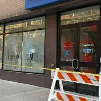 Une agence bancaire Capital One vandalisée par des graffitis anti-Israël, à New York, le 19 octobre 2026. (Autorisation)