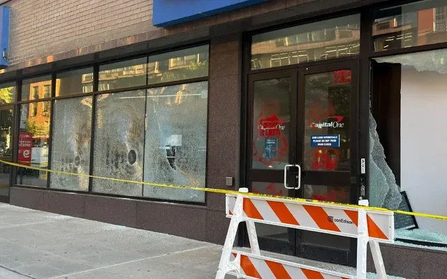 Une agence bancaire Capital One vandalisée par des graffitis anti-Israël, à New York, le 19 octobre 2026. (Autorisation)