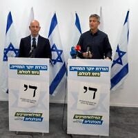 Yoaz Hendel, président du Parti Économique-HaMilouimnikim, et son coprésident Yaron Zelikha s'expriment à Modiin, le 20 octobre 2026 (Crédit : Parti Économique-HaMilouimnikim)