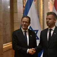 Le président Isaac Herzog (à gauche) rencontrant le Premier ministre hongrois Peter Magyar, à Budapest le 20 octobre 2026. (Crédit : Amos Ben Gershom/GPO)
