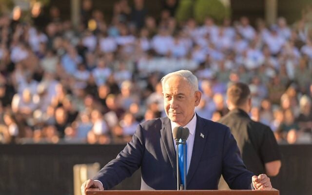 Le Premier ministre Benjamin Netanyahu prend la parole lors d'une cérémonie de remise des diplômes aux cadets de l'armée israélienne à l'école d'officiers du sud d'Israël, connue sous le nom de Bahad 1, le 21 octobre 2026. (Crédit : Kobi Gideon/Service de presse du gouvernement)