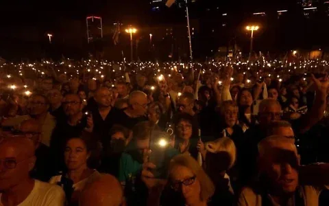 Le 24 octobre 2026, trois jours avant les élections, une foule rassemblée sur la Place des Otages, à Tel Aviv,  pour réclamer la création d'une commission d'enquête nationale sur l'invasion et le pogrom perpétrés le 7 octobre 2023 par le groupe terroriste palestinien du Hamas. (Crédit : Marcelo Sznaidman, Mouvement de protestation pour la démocratie)