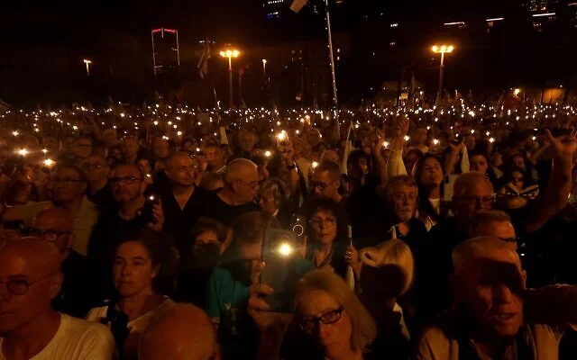 Le 24 octobre 2026, trois jours avant les élections, une foule rassemblée sur la Place des Otages, à Tel Aviv,  pour réclamer la création d'une commission d'enquête nationale sur l'invasion et le pogrom perpétrés le 7 octobre 2023 par le groupe terroriste palestinien du Hamas. (Crédit : Marcelo Sznaidman, Mouvement de protestation pour la démocratie)